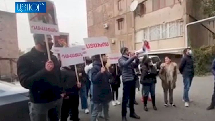    Ermənistanda deputatın anası etirazçıların üzərinə qaynar su tökdü   - Video