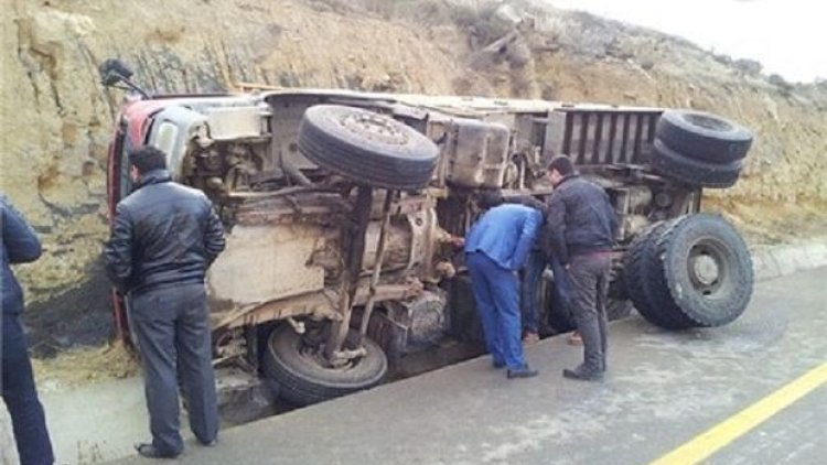    Siyəzəndə “KamAZ” aşdı: Ölən var   