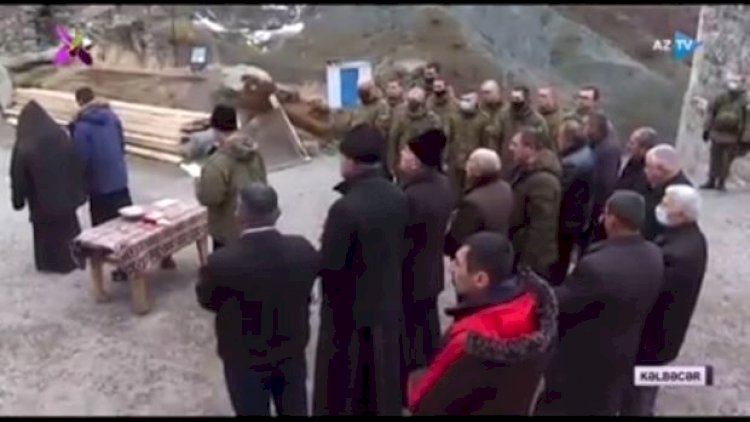    Kəlbəcərin Xudavəng monastrında ibadət etmək istəyən vətəndaşlarımızla erməni keşişlər arasında mübahisə - Video   