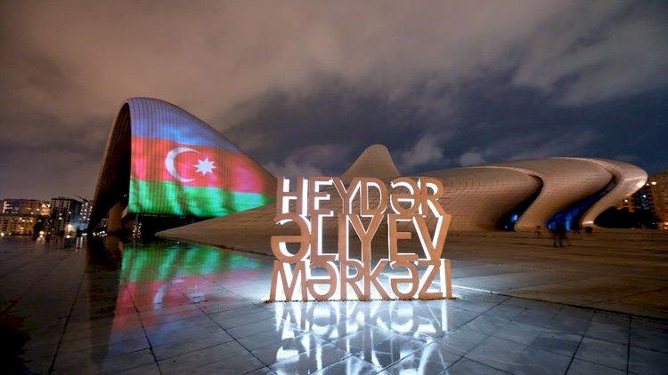    Heydər Əliyev Mərkəzi, “Alov qüllələri“ və Bakı Olimpiya Stadionu Azərbaycan bayrağı ilə işıqlandırıldı - Fotolar   