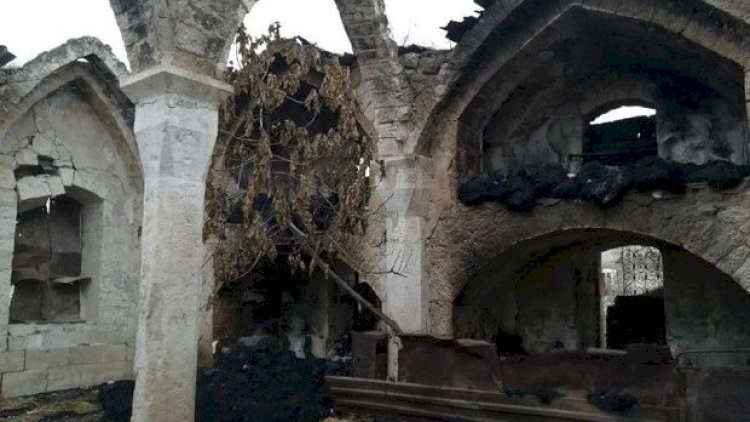    Ermənilər Ağdamı tərk edərkən məzarları dağıdıb, ot tayalarına od vurublar - Fotolar   