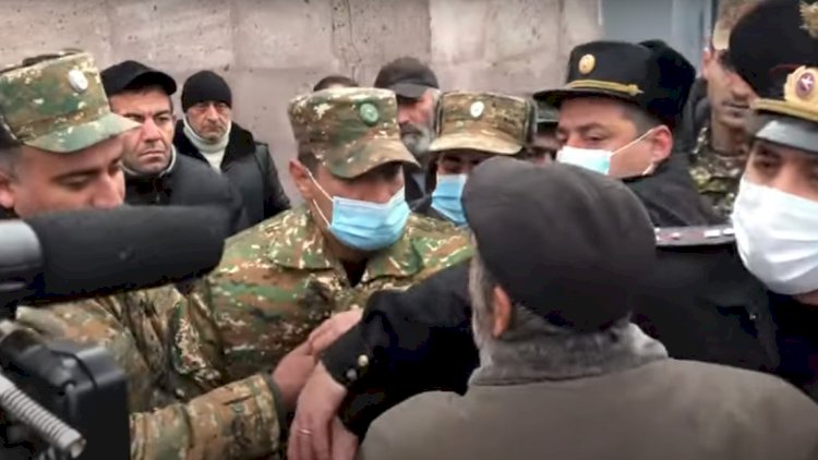    Oğlu yoxa çıxan erməni əsgərin atası polislərə hücum etdi – Video   