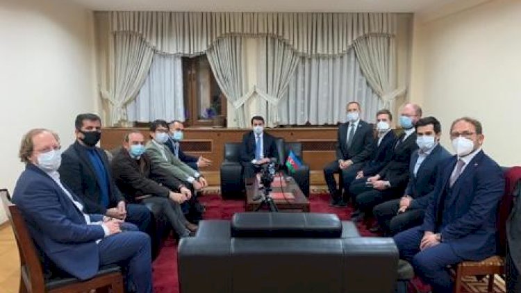    Hikmət Hacıyev xarici jurnalistlərin suallarını cavablandırıb -   Fotolar
