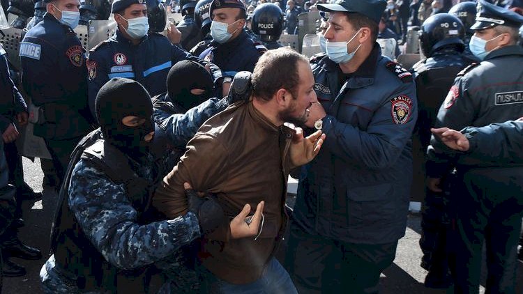    İrəvanda etirazçılar “xəyanətkar Nikol” qışqırırlar   