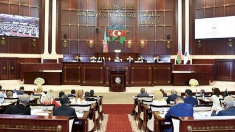    Deputat müharibədən qayıdan müğənniyə saat hədiyyə etdi    