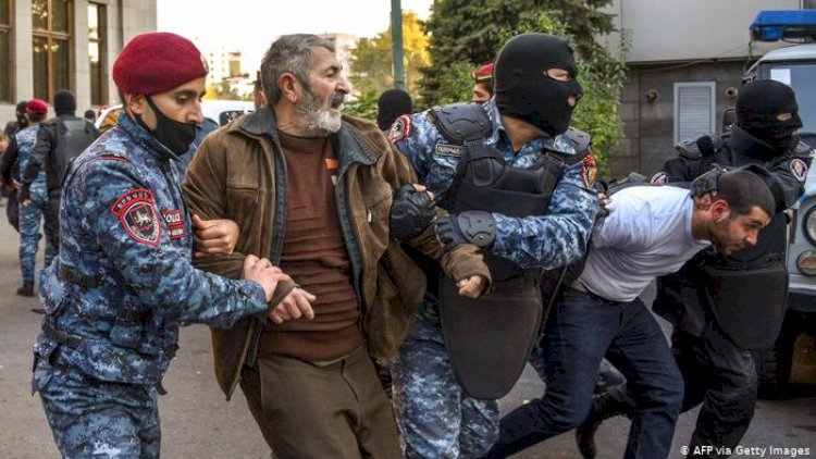    Son dəqiqə: Etirazçılar Müdafiə Nazirliyini ələ keçirdilər   