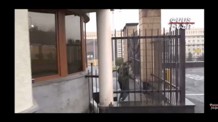    Əsgər valideynləri Ermənistanda nazirlik binasına daxil oldular   