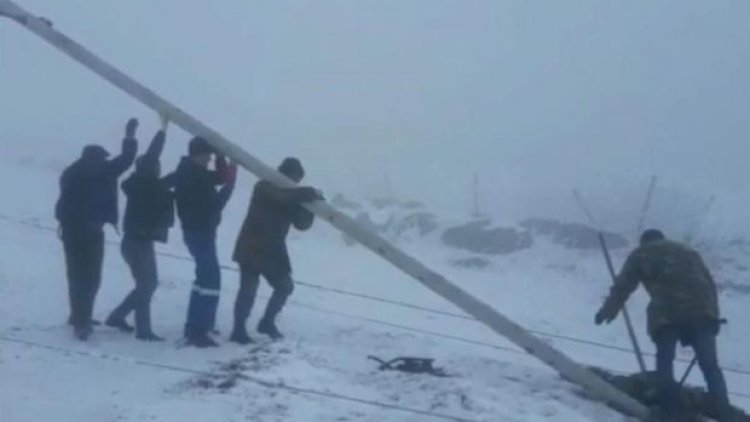   “Azərişığ”ın əməkdaşları ekstremal hava şəraitində çalışırlar - Video   