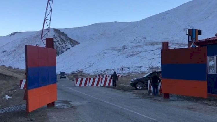    Ermənilərin Kəlbəcərin çıxışına qoyduqları qapı bayrağımızın rənglərinə boyadıldı - Foto   