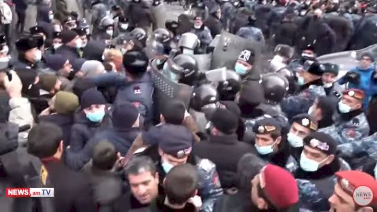    Yerevanda polis aksiyaçılara zor tətbiq edir -   Video