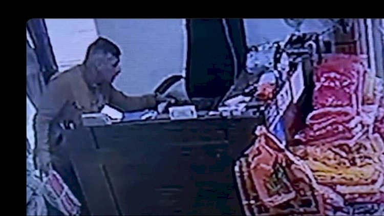    Mağazadan oğurluq edən şəxs anbaan kameralara düşüb -   Video