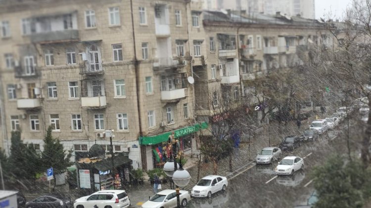    Bakıya qar yağır   
