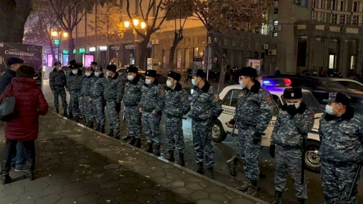    Ermənilər parlament binasını mühasirəyə aldılar   