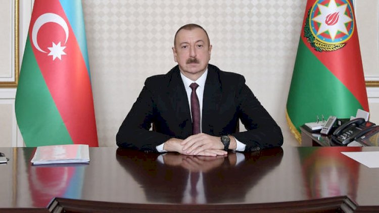    “Xaricdə və burada banlayan dırnaqarası iqtisadçılar, dilinizi qoyun qarnınıza....”   