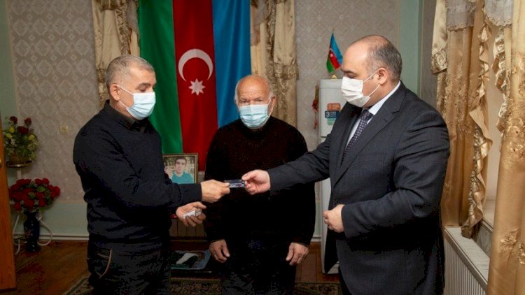    Dövlət Sosial Müdafiə Fondunun sədri şəhid ailəsinə təqaüd kartını təqdim etdi - Fotolar   