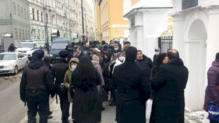    Rusiyadakı erməni diasporu Ermənistan səfirliyinin önündə aksiya keçirdi   