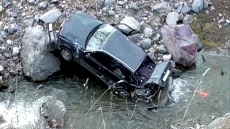    “Mercedes“ dərəyə aşdı, sərnişin öldü   