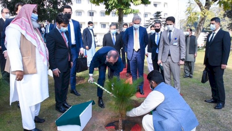    Ceyhun Bayramov Pakistan XİN-in həyətində ağac əkib   