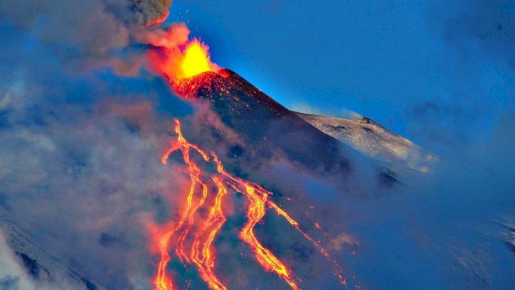    Etna oyandı, 4 km hündürlükdə kül sütunu püskürdü   