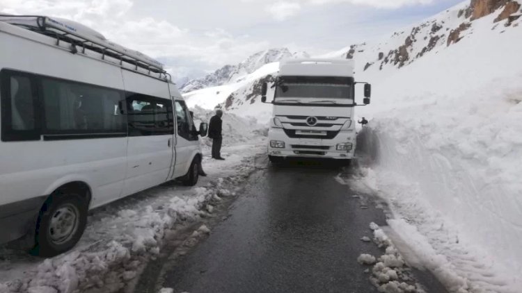    Bu yollar buz bağlayıb   - Siyahı