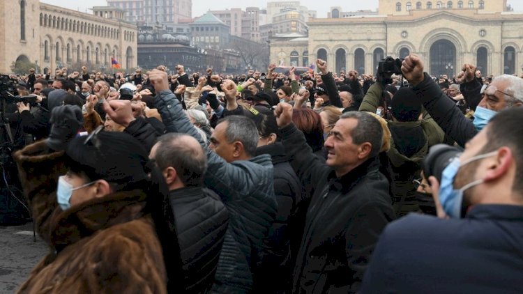    Yerevanda hökumətin istefası tələbilə aksiya keçirilir   