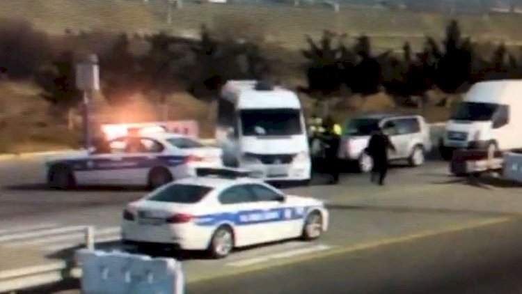    Sürücü mikroavtobusu polislərin üzərinə sürdü -   Video