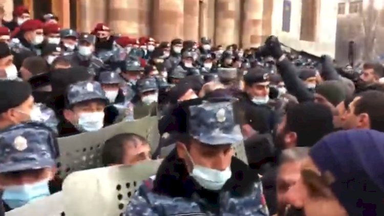    Ermənistanda etirazçılar hökumət binasına soxulmağa çalışıb -   Video