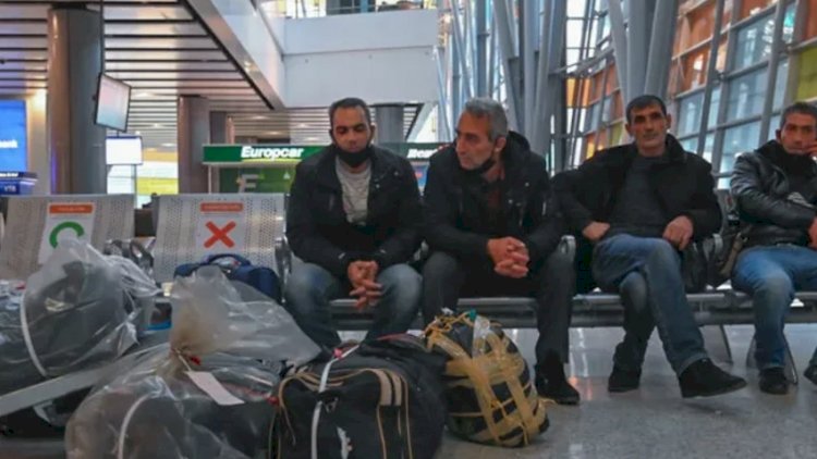    Rusiyadan qovulan ermənilər aeroportda gecələyirlər -   Fotolar