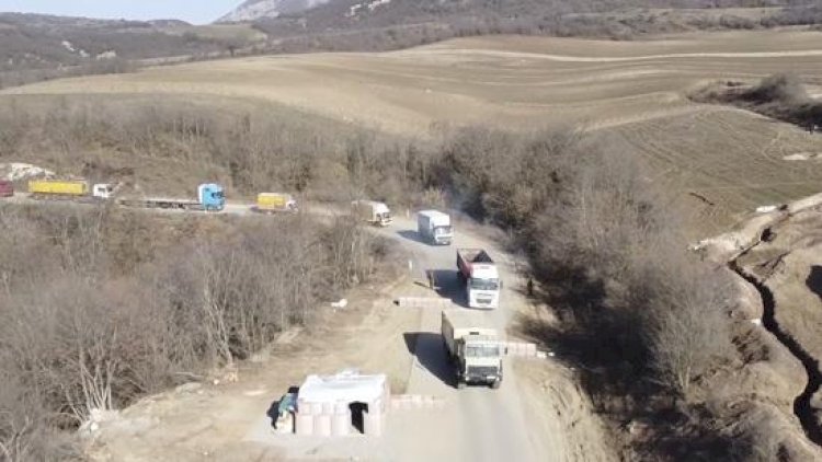    Sülhməramlılar Şuşaya gedən avtomobil karvanını müşayiət etdi   - Video