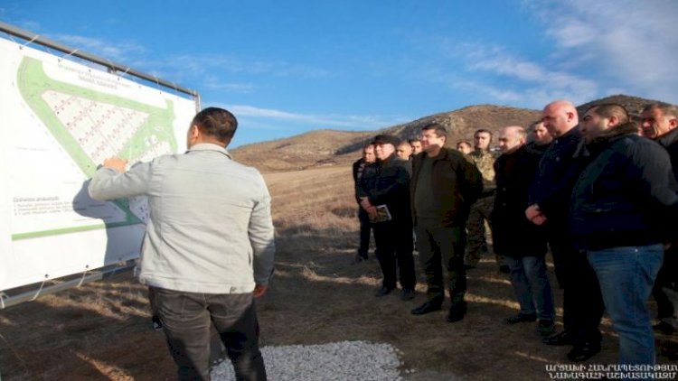    Araik Xocalının kəndində köçkün ermənilər üçün yeni qəsəbənin layihəsi ilə tanış oldu...   