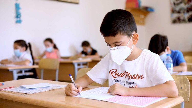    Şagirdlərin dərs zamanı maska taxması məcburi deyil - Nazirlik   