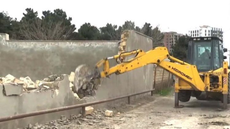    Bakıda bu ərazidə tikili və hasarlar söküldü   