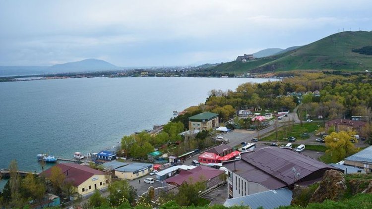    Göyçə gölü ətrafında yüzlərlə qanunsuz obyekt tikilib   