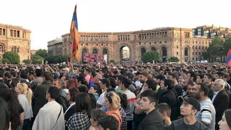    “Ermənistanda zorakı hakimiyyət dəyişikliyi ilə bağlı ssenarimiz olmalıdır”   - Azərbaycanlı politoloq
