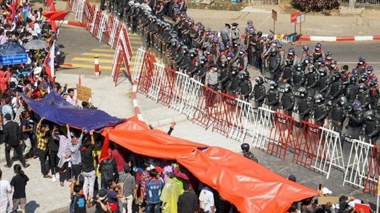    Polislə etirazçıların qarşıdurmasında 2 nəfər öldü, 20 nəfər yaralandı   