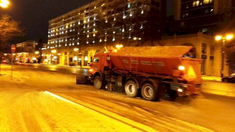    Bakıda qarın təmizlənməsi gecə saatlarında davam edir - Fotolar   