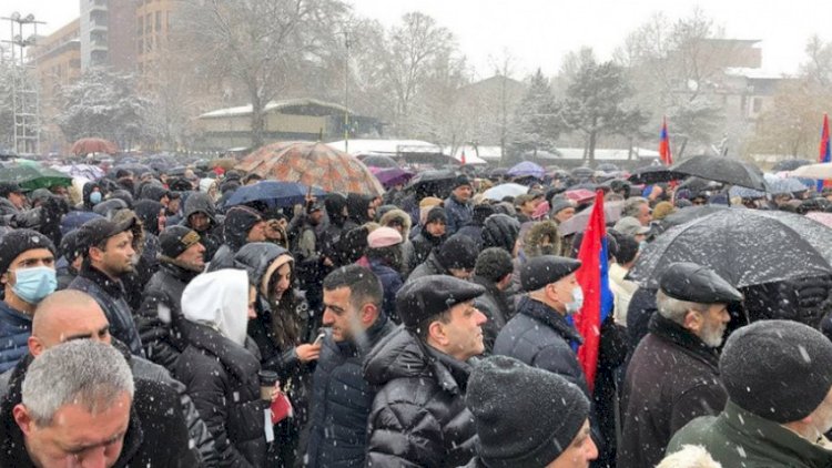    Ermənistan Müdafiə Nazirliyi qarşısında etiraz aksiya keçirilib   