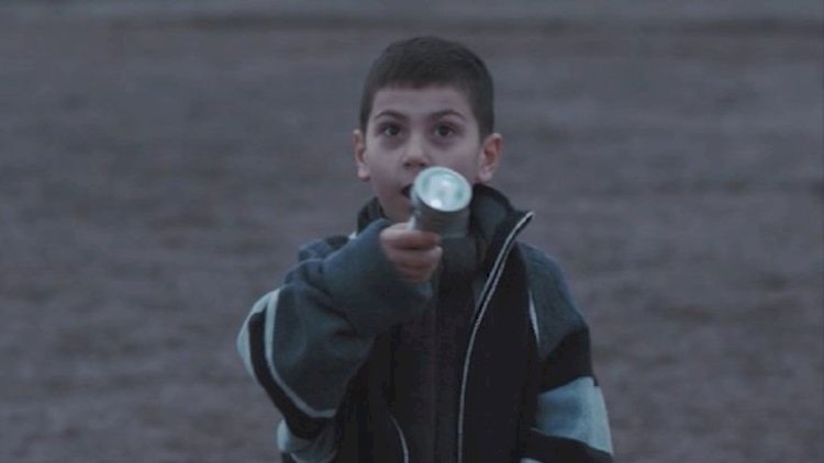    Əlindəki fənər onu ölümdən qurtardı -   Video