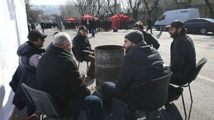    Yerevanda etirazçılar meydanlarda gecələyir   