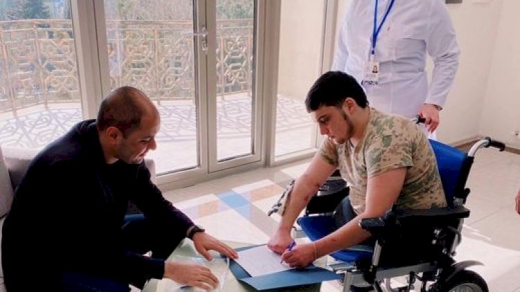    Vətən müharibəsinin qəhrəmanlarından olan Camal Alxasova təqaüd kartı təqdim edildi - Foto   