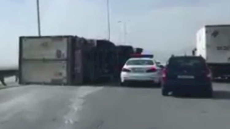   Bakıda güclü külək yük maşınını aşırdı   