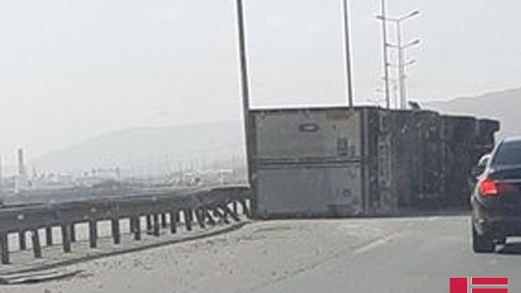    Külək Bakı-Qazax yolunda TIR-ı aşırdı   