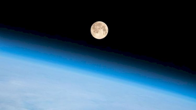    NASA Aya qadın göndərəcək   