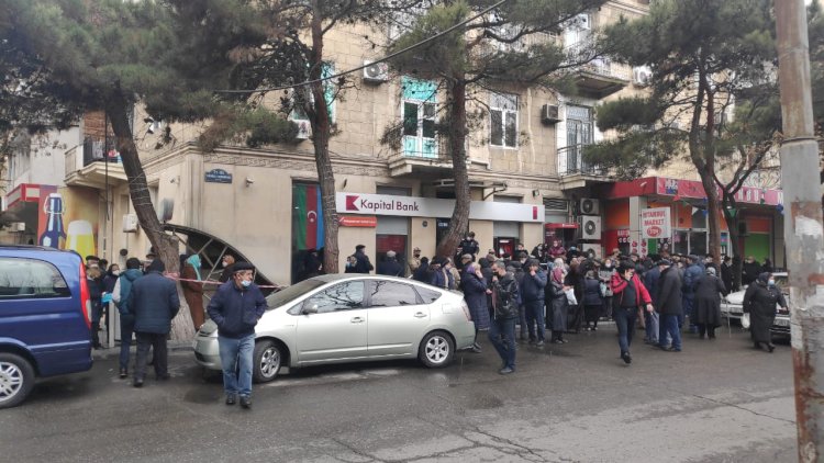    Kapital Bankın filiallarında nə baş verir? - Fotolar   