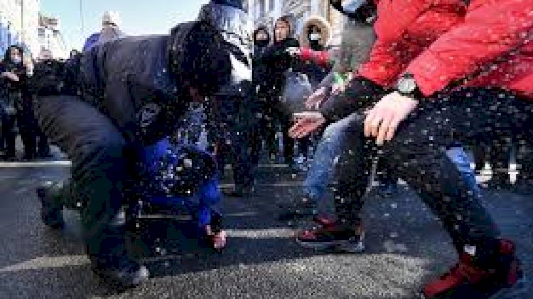    İngiltərə qarışdı: Polislə aksiya iştirakçıları toqquşdu   