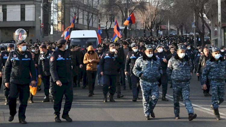    “Ermənistan qozsındıranda sıxılan qoz olub” – Rus mediası    