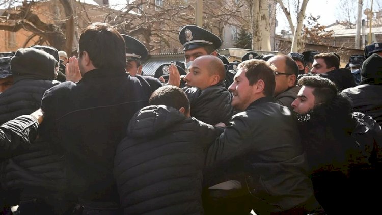    Ermənistan müxalifəti hərbi vəziyyət rejiminin ləğvini tələb edir   