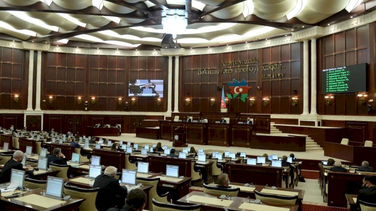    Deputatlar hökumətin hesabatının müzakirəsinə toplaşır   