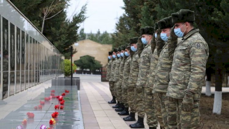    Hərbi qulluqçular qəhrəman Vətən övladlarının məzarlarını ziyarət ediblər - Fotolar   