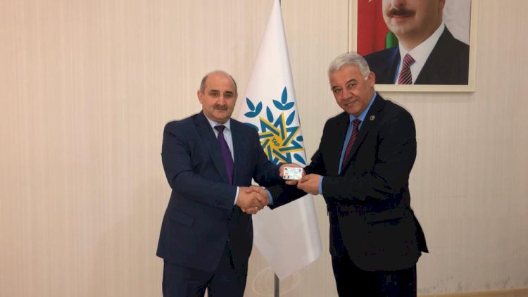    Çingiz Qənizadəyə YAP-ın vəsiqəsi verildi   